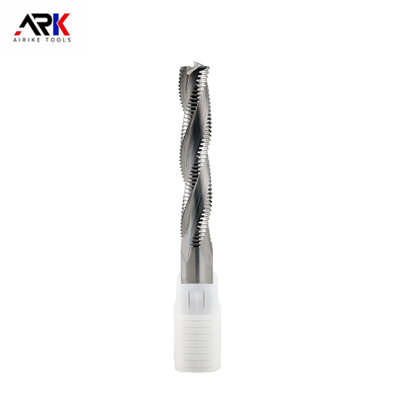 Ar spiralinė ar tiesi rievė medienos apdirbimo freza geriau tinka kraštams apipjaustyti?